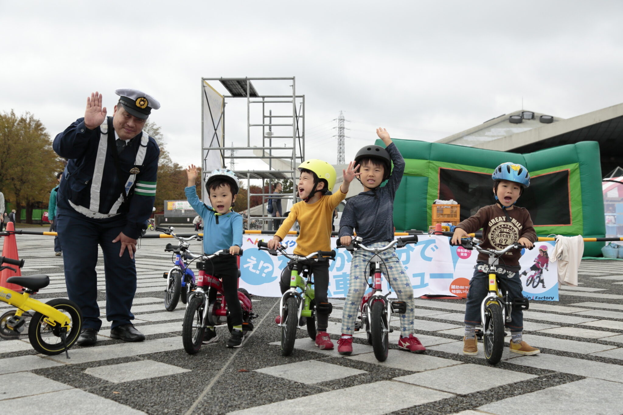 おまわりが歩道で自転車